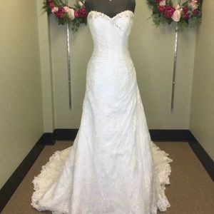 Maggie Sottero Store Sample on Sale ! Stunning wedding gown in a size 10!